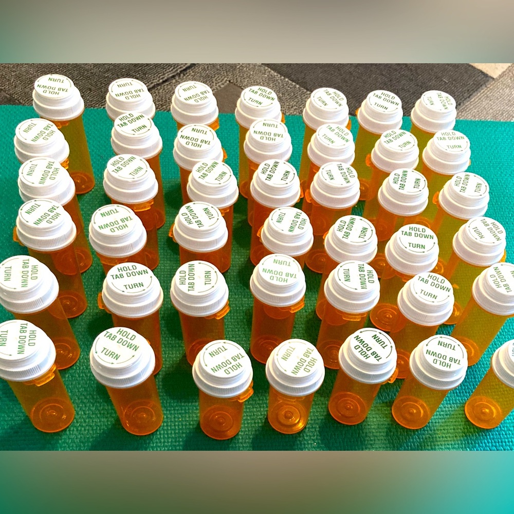 ♻️Lot Of 42 Empty Plastic Medicine RX Pill Bottles with Safety lids ♻️